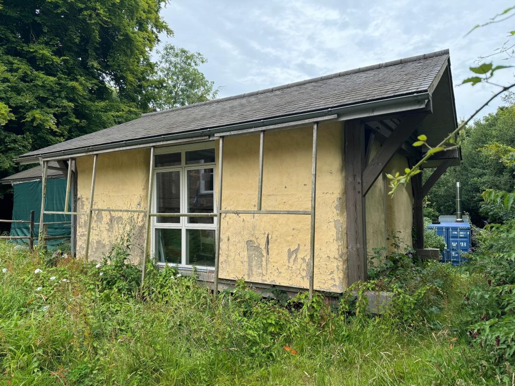 Lot: 50 - FREEHOLD SUBSTANTIAL DETACHED PROPERTY IN GROUNDS OF OVER 3 ACRES WITH POTENTIAL - The 'Hay' building
